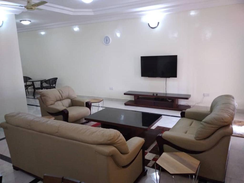 2 bedrooms furnished compound for rent short and long term located at Wullinkama 